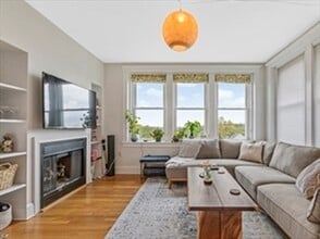 2025 Commonwealth Ave in Boston, MA - Foto de edificio - Building Photo