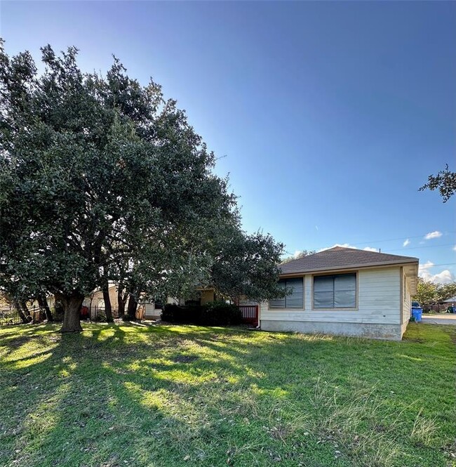 21443 Lakefront Dr in Lago Vista, TX - Building Photo - Building Photo