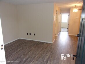 2170 Knox McRae Dr in Titusville, FL - Foto de edificio - Building Photo