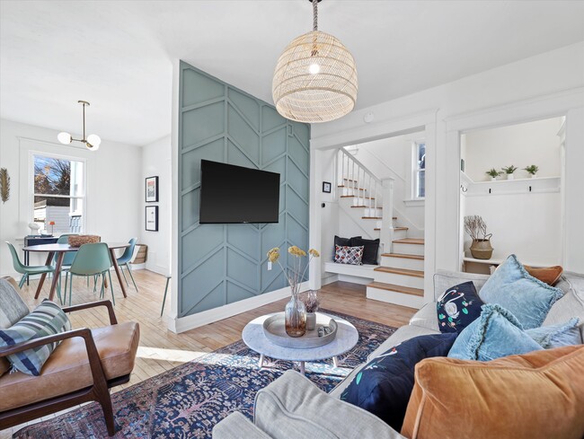property at 1613 E Hartford Ave