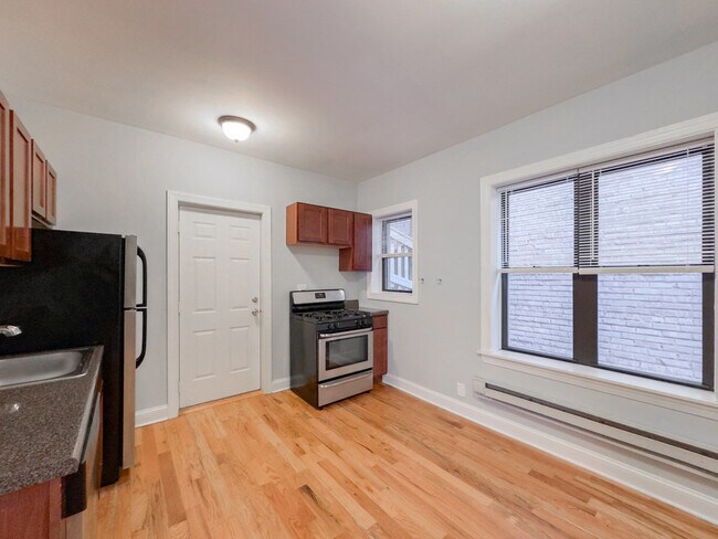 3725 N Pine Grv in Chicago, IL - Building Photo - Building Photo