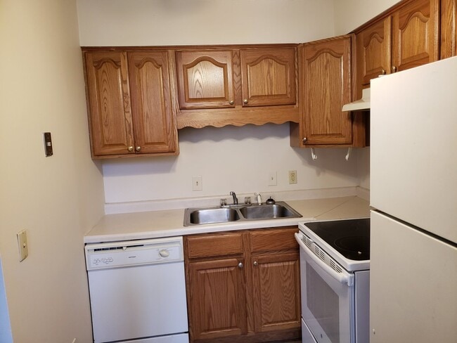 450 S 14th St in Le Claire, IA - Building Photo - Building Photo