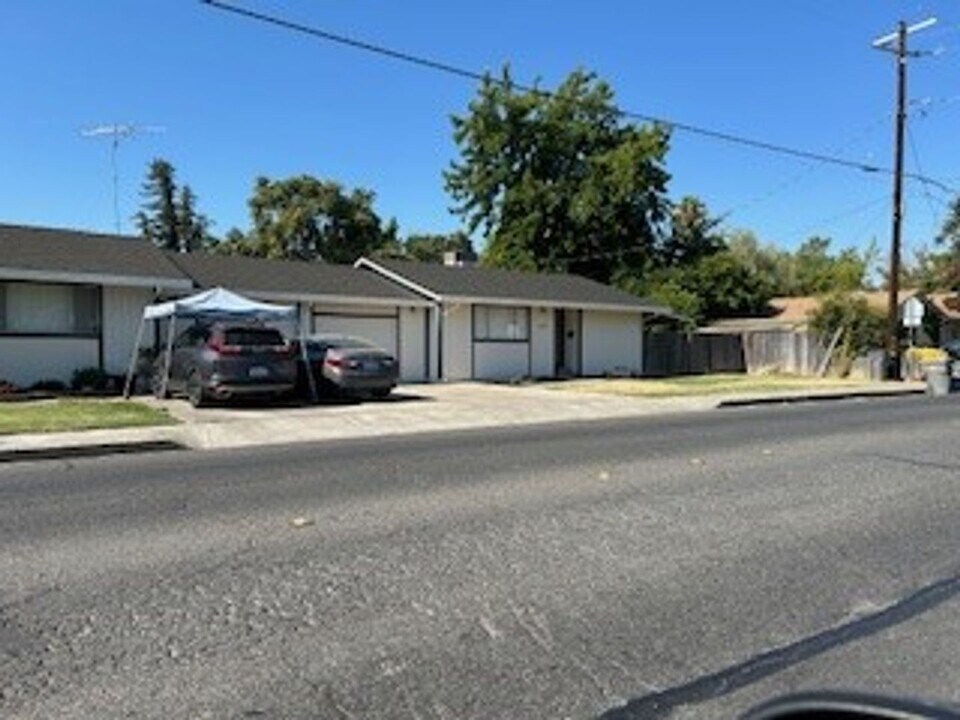 330-334-334 Beamer St in Woodland, CA - Building Photo