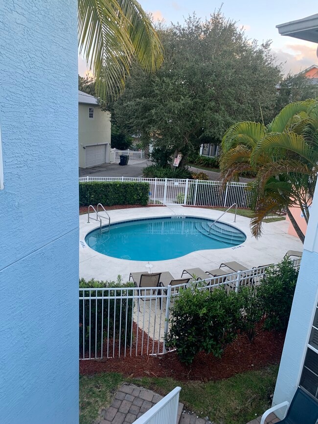 529 SW Akron Ave, Unit 2