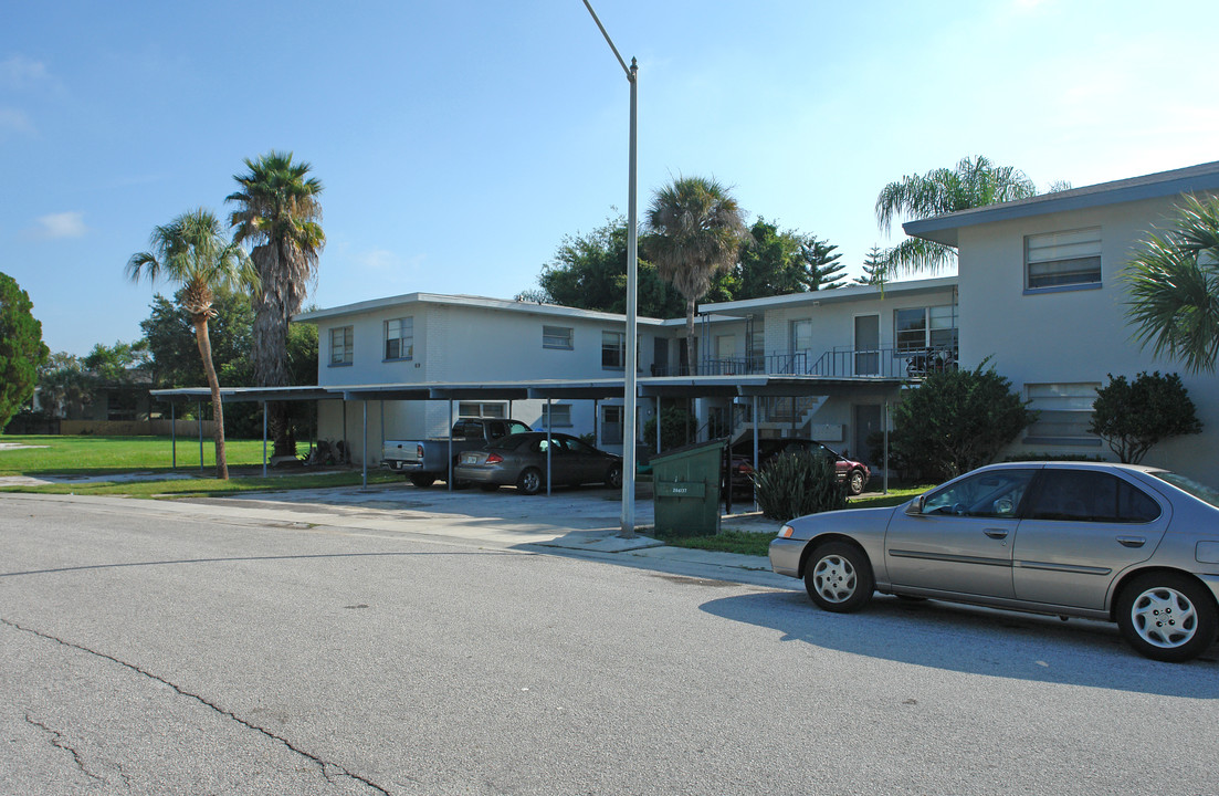 619 Sally Ln in Clearwater, FL - Foto de edificio