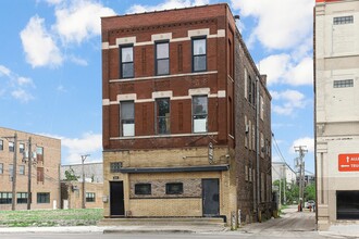 1665 W Fullerton Ave in Chicago, IL - Building Photo - Primary Photo