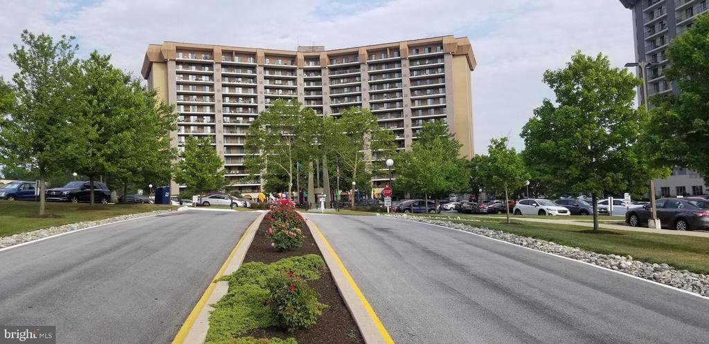 21122 Valley Forge Cir in King of Prussia, PA - Building Photo