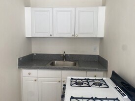 1027 N Ardmore Ave, Unit 36 in Los Angeles, CA - Building Photo