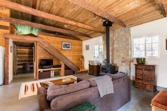 142 N La Luna Ave in Ojai, CA - Building Photo - Building Photo