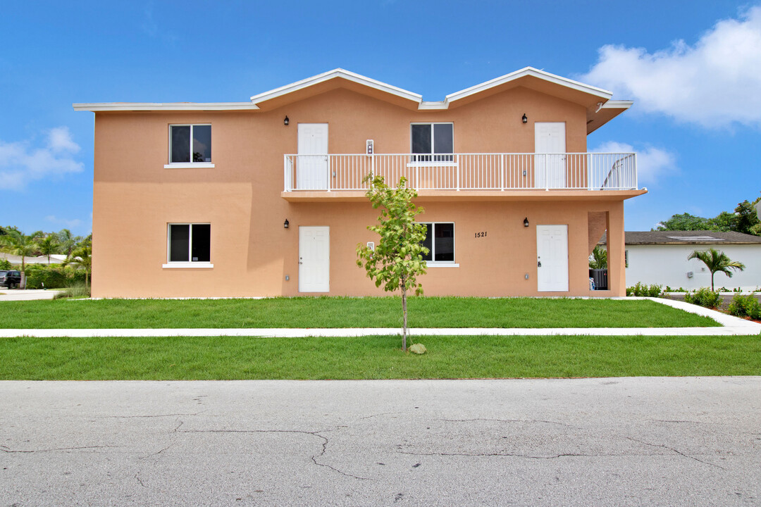 1521 N 23rd Ave, Unit #2 - First Floor in Hollywood, FL - Building Photo