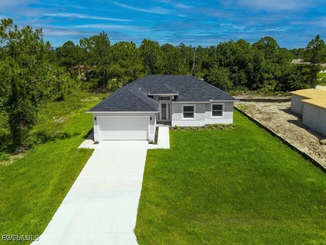 338 Hermosa Ave in Lehigh Acres, FL - Building Photo - Building Photo