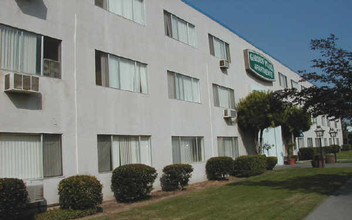 Garden Plaza Apartments in Sacramento, CA - Foto de edificio - Building Photo