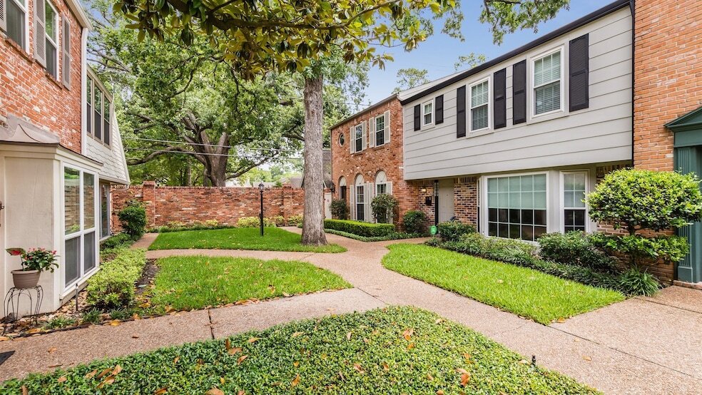 12615 Huntingwick Dr in Houston, TX - Building Photo