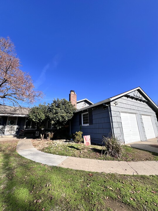 3105 Hampshire Dr in Sacramento, CA - Building Photo