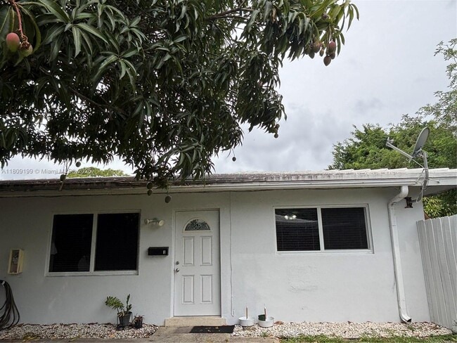 1061 NE 34th St in Oakland Park, FL - Building Photo - Building Photo