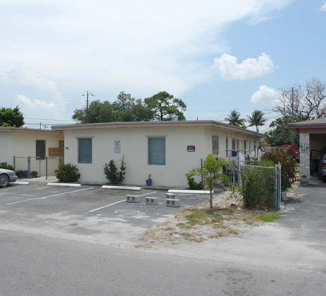 701-703 NW 15th Ter in Fort Lauderdale, FL - Building Photo - Building Photo