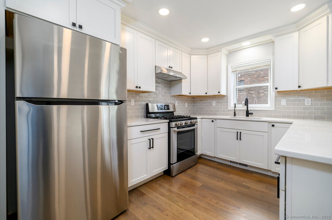 233 Fairfield Ave in Stamford, CT - Building Photo