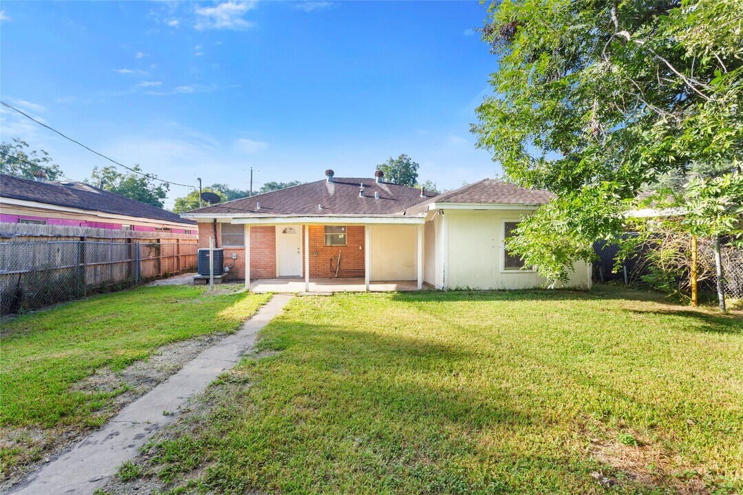 1212 W Snyder St in Alvin, TX - Building Photo