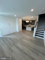 2512 W Peninsula Dr in Baltimore, MD - Building Photo