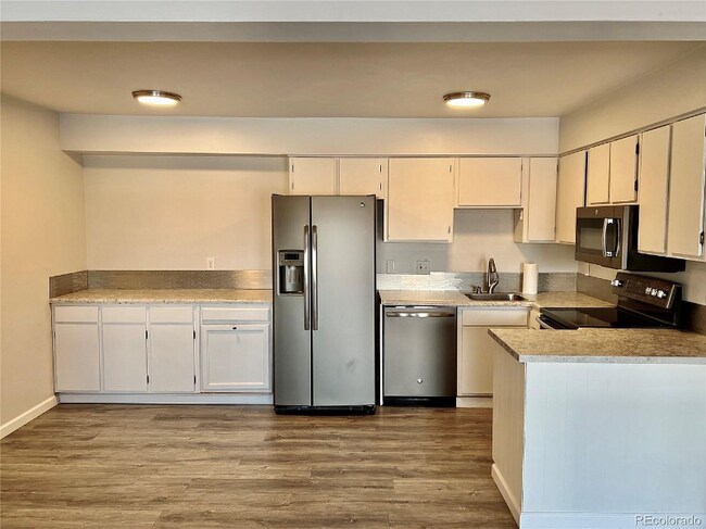 5995 W Hampden Ave in Denver, CO - Foto de edificio - Building Photo