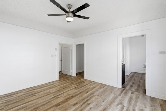 707 W 48th St, Unit 707 1/2 in Los Angeles, CA - Foto de edificio - Building Photo