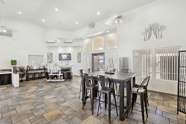 The Village at Sun Valley Apartments in Mesa, AZ - Foto de edificio - Building Photo