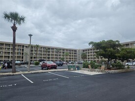 3592 Lake Bayshore Dr in Bradenton, FL - Building Photo