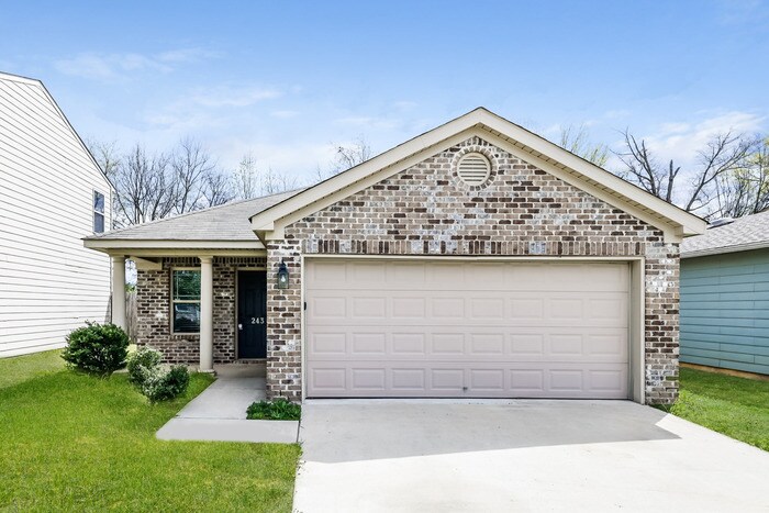 243 Bermuda Lakes Dr in Meridianville, AL - Building Photo