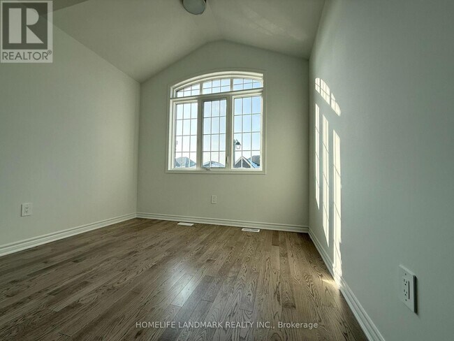 7 Moss Dr in Markham, ON - Building Photo - Building Photo