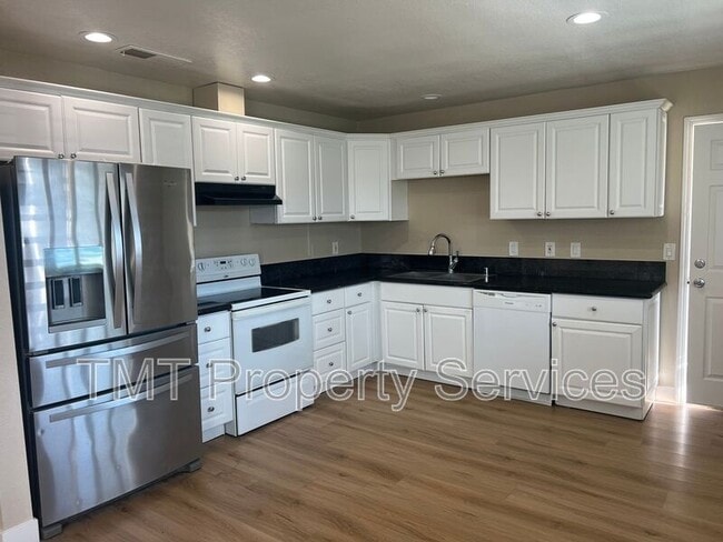 8631 Hummingbird Way in Elk Grove, CA - Building Photo - Building Photo