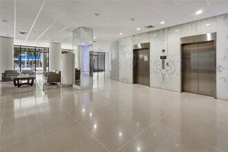 20100 W Country Club Dr in Aventura, FL - Building Photo - Building Photo