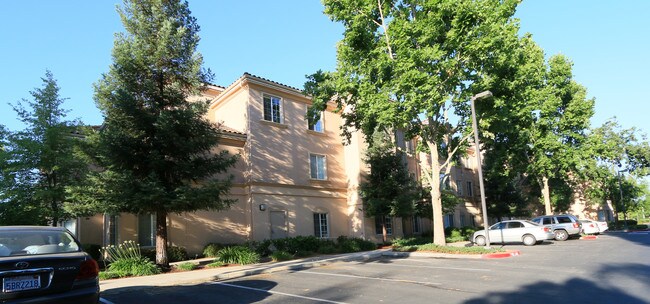 Fairwinds Woodward Park Senior Apartments in Fresno, CA - Foto de edificio - Building Photo