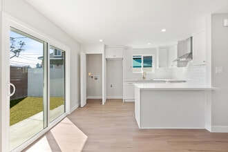 2051 E Harding St, Unit 2051 E Harding St in Long Beach, CA - Foto de edificio - Building Photo