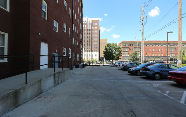 Georgian Court Apartments in Kansas City, MO - Building Photo - Building Photo