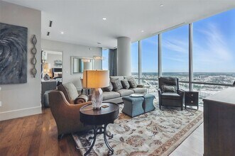 1301 Throckmorton St, Unit 2805 in Fort Worth, TX - Foto de edificio - Building Photo