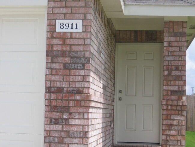 8911 Valley River Dr in Fort Worth, TX - Foto de edificio - Building Photo