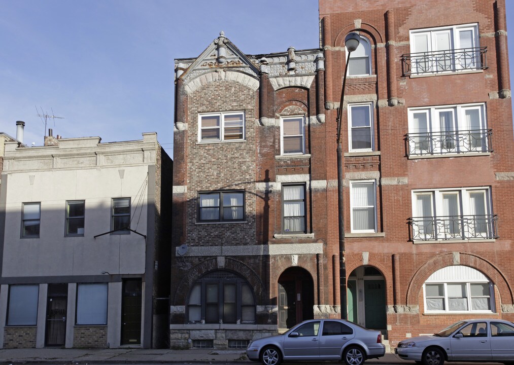 1360 W Grand Ave in Chicago, IL - Foto de edificio