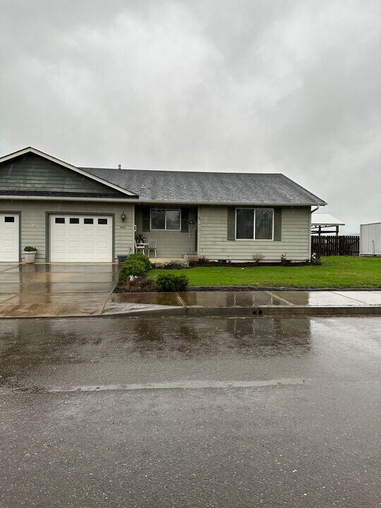 460 Quentyn St in Sutherlin, OR - Building Photo