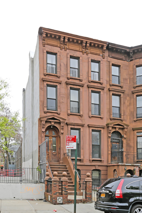 84 Vernon Ave in Brooklyn, NY - Building Photo