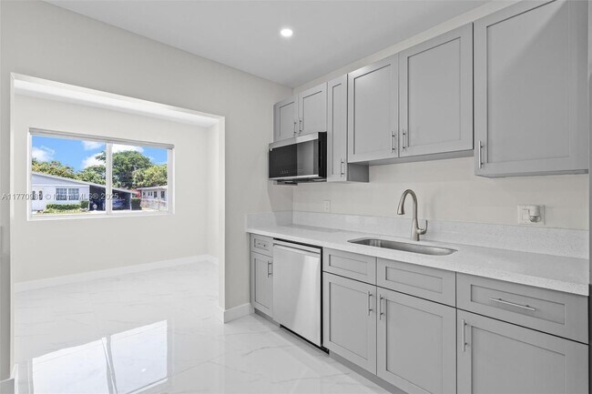 230 NW 33rd Terrace in Fort Lauderdale, FL - Foto de edificio - Building Photo