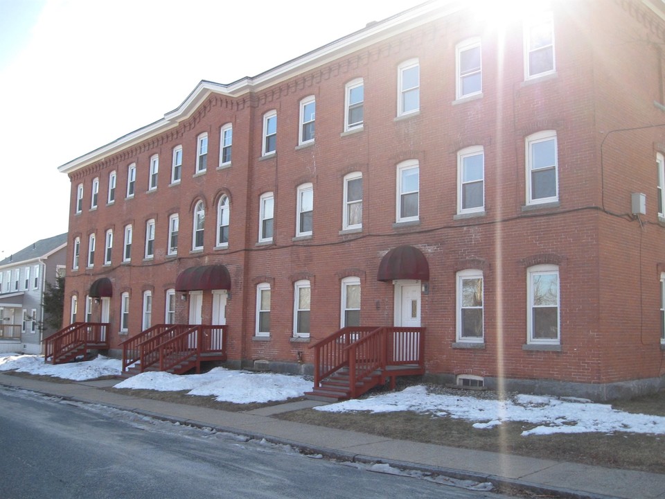 25-39 Front St in Three Rivers, MA - Foto de edificio