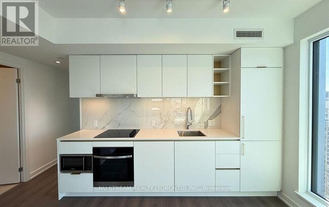 8-3608 Wellesley St W in Toronto, ON - Building Photo - Building Photo