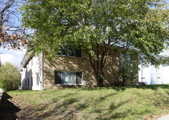 2115 Lyndale Ave N in Minneapolis, MN - Foto de edificio - Building Photo