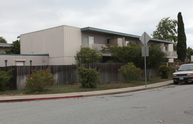 1528 S Claremont St in San Mateo, CA - Foto de edificio - Building Photo