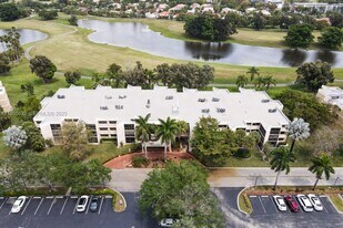 16251 Golf Club Rd in Weston, FL - Building Photo