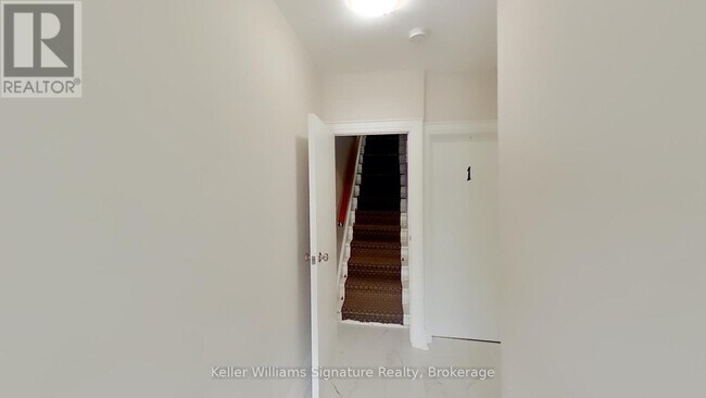 104-104 Rosslyn Ave N in Hamilton, ON - Building Photo - Building Photo