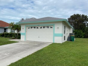 1292 Bayport Ave in Marco Island, FL - Foto de edificio - Building Photo