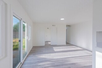45462 E 3rd St in Lancaster, CA - Building Photo - Building Photo