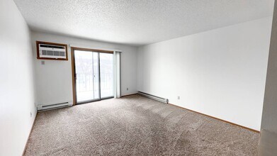 Pine Pointe Apartments in Fargo, ND - Building Photo - Building Photo