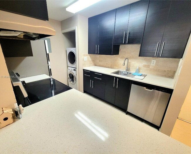 210 Lakeview Dr in Weston, FL - Building Photo - Building Photo